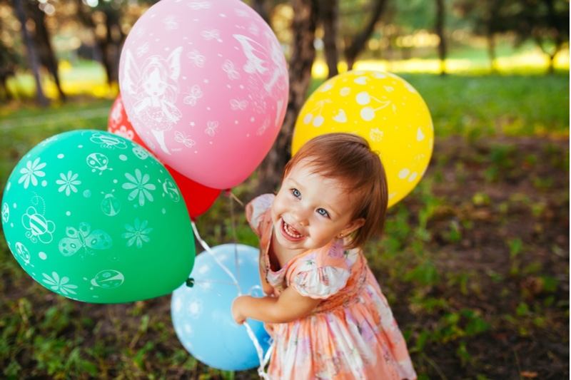 2-3 Jahre alt Ballons im Freien halten