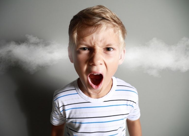 aggressiver kleiner Junge schreit