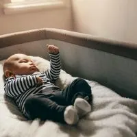 neugeborenes Baby schläft in einem Babybalkon