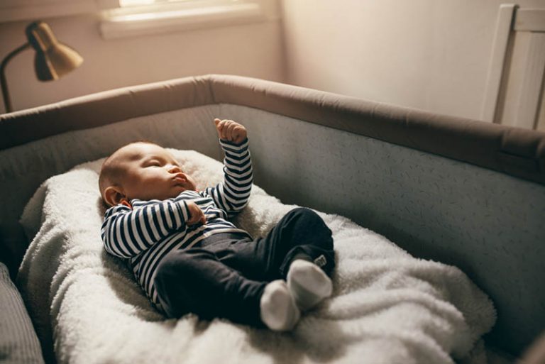 neugeborenes Baby schläft in einem Babybalkon