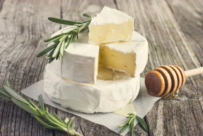 Camembert-Käse mit Rosmarin und Honig