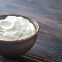 Creme fraiche in einer Holzschüssel