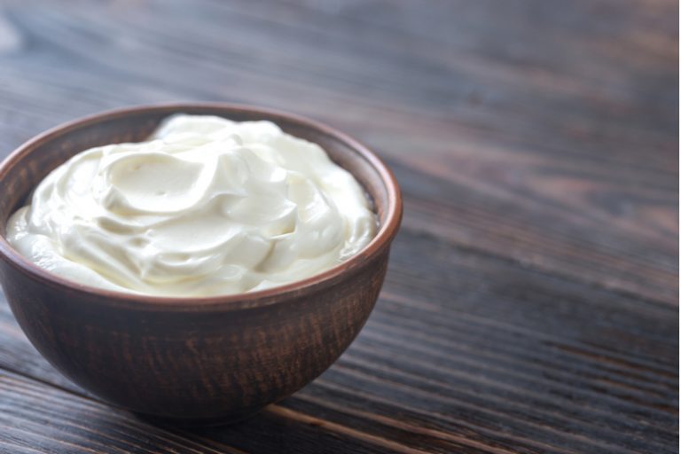 Creme fraiche in einer Holzschüssel