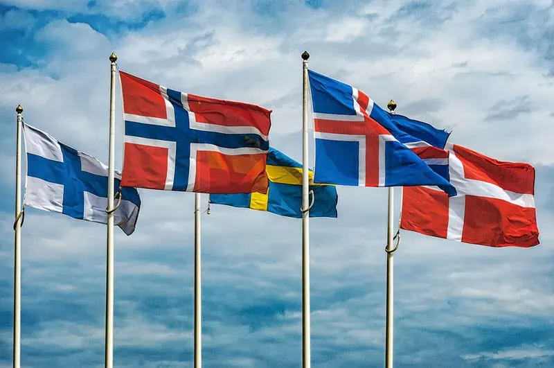 Die Flaggen der Länder Skandinaviens wehen am Himmel