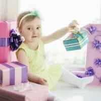 kleines Mädchen mit Geschenken für ihren ersten Geburtstag