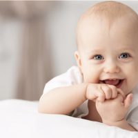 Porträt eines kriechenden Babys auf dem Bett in ihrem Zimmer