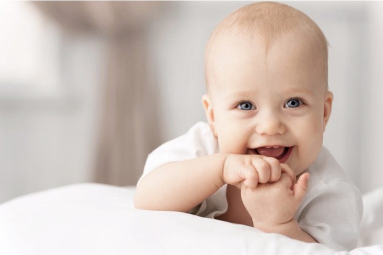 Porträt eines kriechenden Babys auf dem Bett in ihrem Zimmer