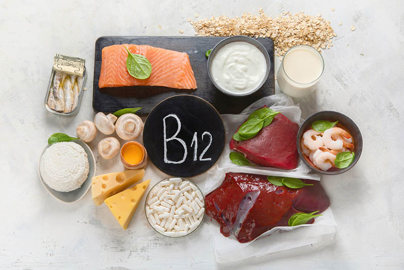 Lebensmittel, die Vitamin B12 enthalten, auf der weißen Tafel