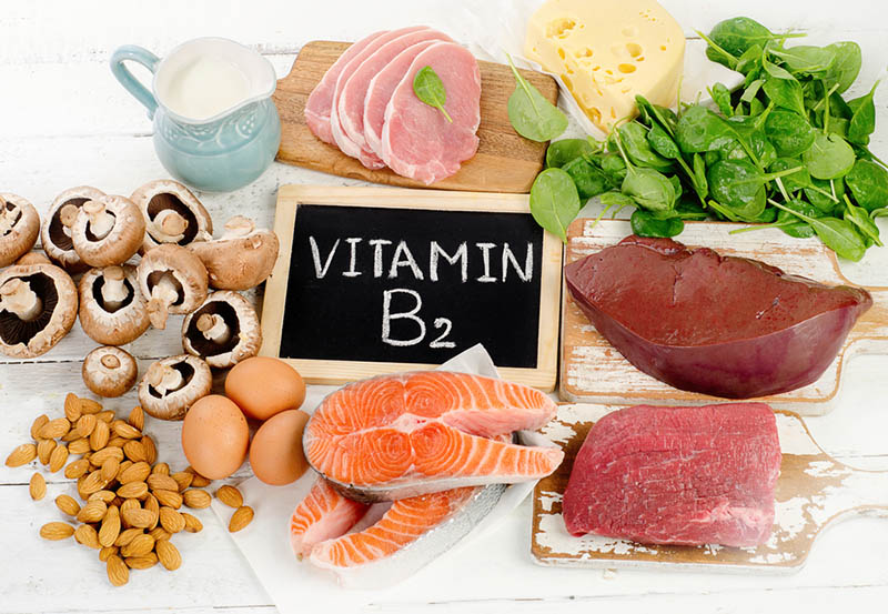 Lebensmittel, die Vitamin B2 enthalten, auf den Tisch stellen
