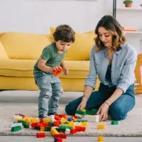 Mutter und Sohn spielen mit Lego