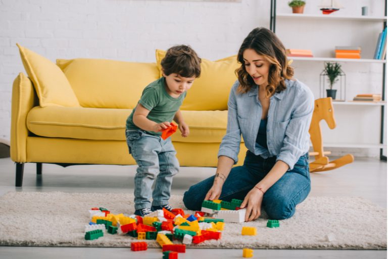 Mutter und Sohn spielen mit Lego