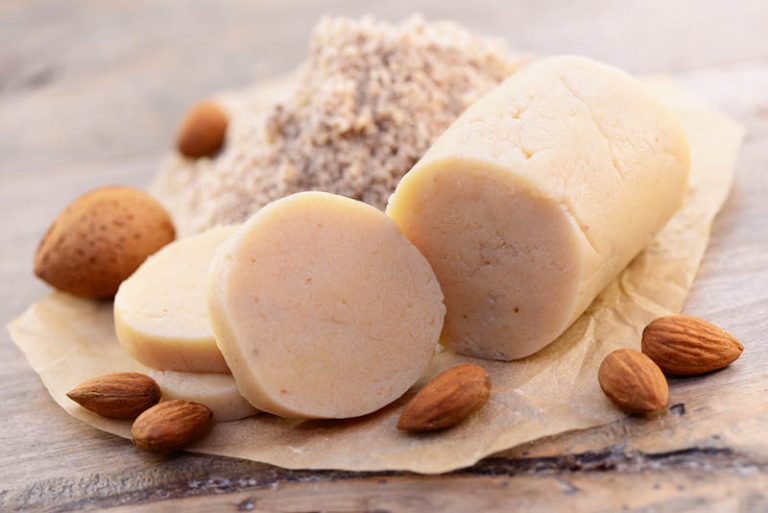leckeres rundes Marzipan mit Mandeln auf dem Tisch