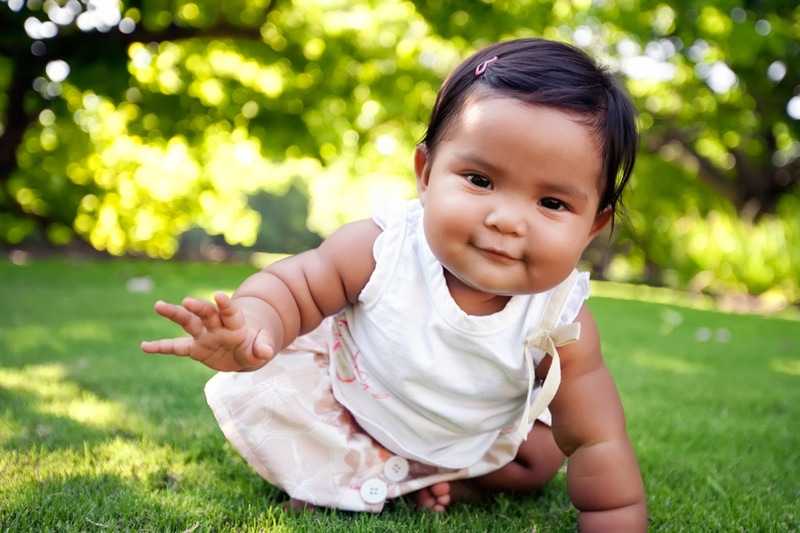 Nettes mexikanisches Baby mit einem Lächeln auf ihrem Gesicht