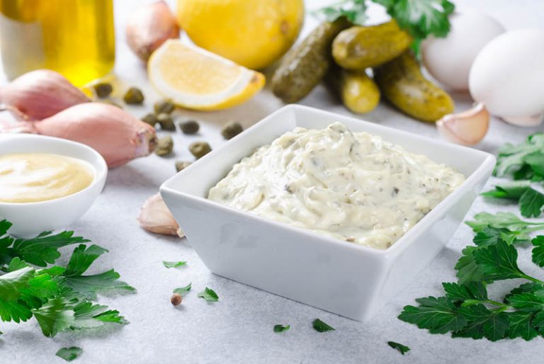Remoulade in einer kleinen weißen Schale serviert