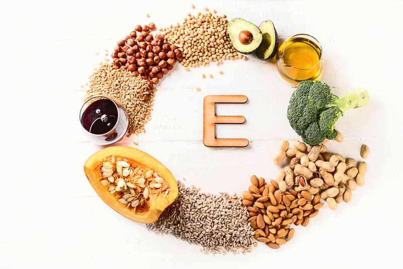 Zutaten, die Vitamin E enthalten, auf den Tisch