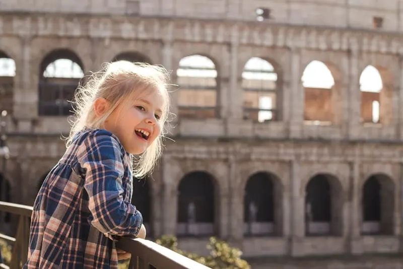 glückliches kleines Mädchen in der Nähe des Kolosseums in Rom