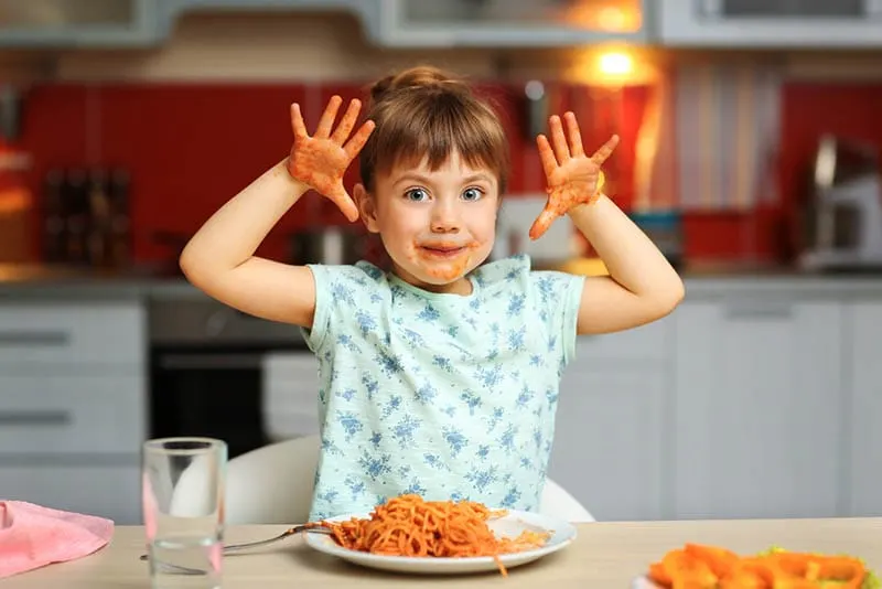 niedlichen kleinen Mädchen essen Spaghetti zu Hause