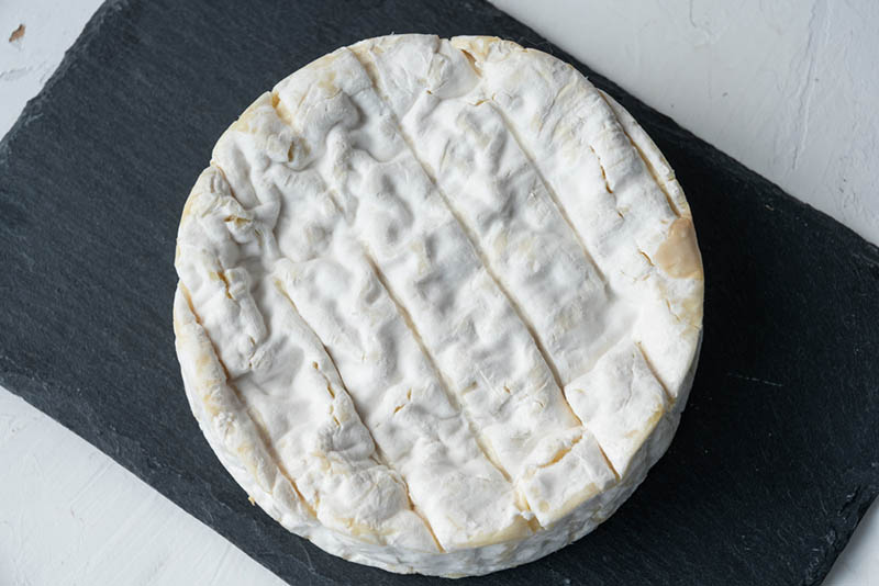 runder Camembert-Käse auf dem Tisch