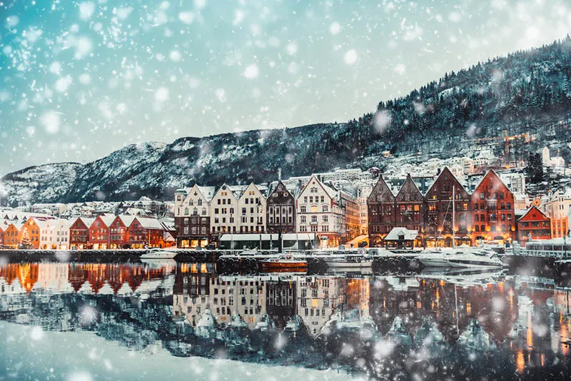 schöne Ansicht von Norwegen Häuser auf verschneiten Tag