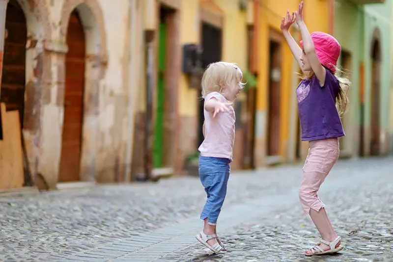 zwei kleine Mädchen haben Spaß auf der Straße