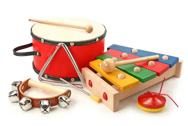 Baby-Musikspielzeug auf dem weißen Boden