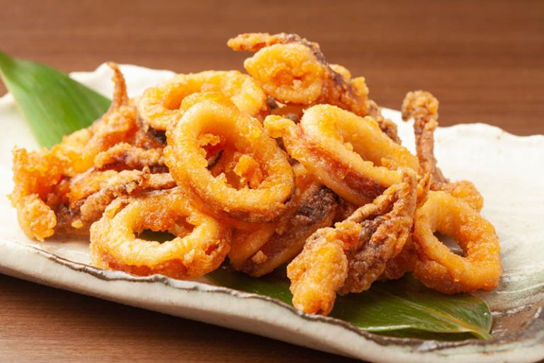 Frittierte Calamari, serviert auf einem weißen Teller