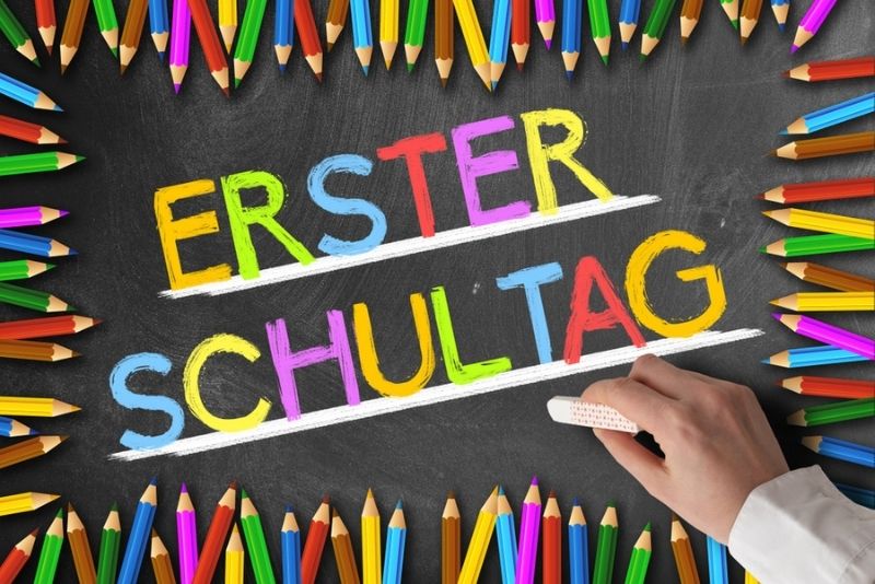 "erster Schultag" auf Kreidetafel geschrieben