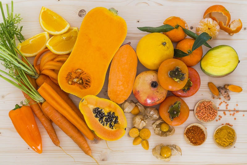 Orangefarbenes Gemüse und Obst, das Beta-Carotin enthält