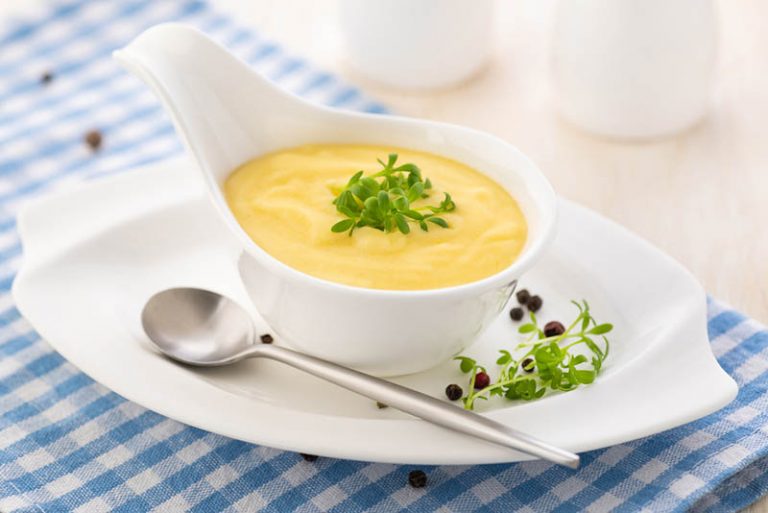 Emulsionssauce aus Butter und Eigelb mit Essig Serviert in einer Sauciere