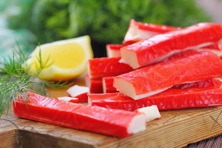 Surimi-Sticks serviert mit Zitrone