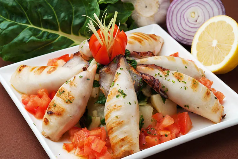 leckere Calamari auf Teller mit Gemüse