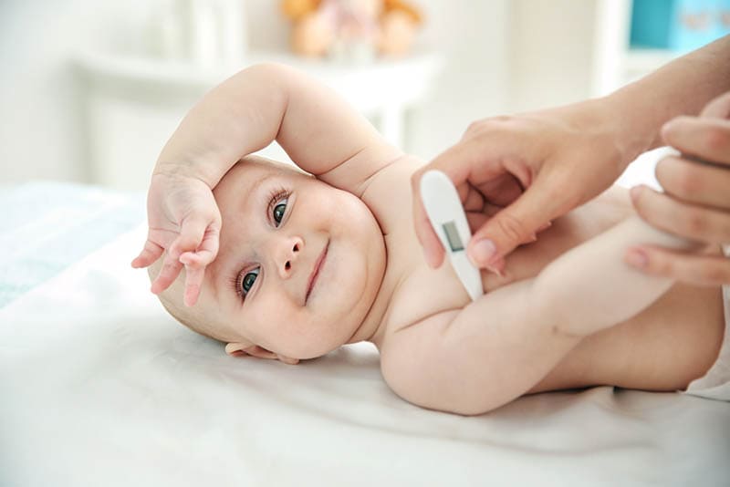 Warum dein Baby kalte Hände hat und was helfen kann