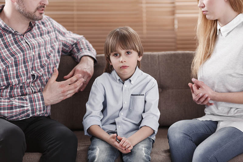 Eltern in Scheidung versuchen, mit ihrem traurigen Sohn zu reden