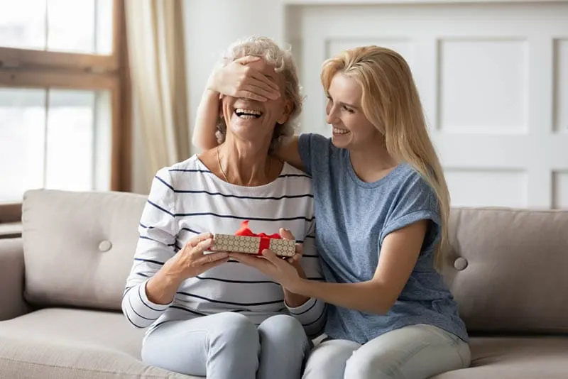 Frau überrascht ihre alte Mutter mit Geschenk
