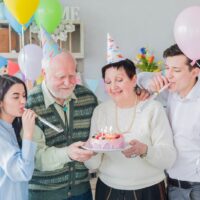 Ein Großvater feiert Geburtstag mit seiner Familie