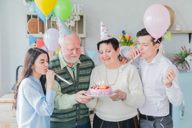 Ein Großvater feiert Geburtstag mit seiner Familie