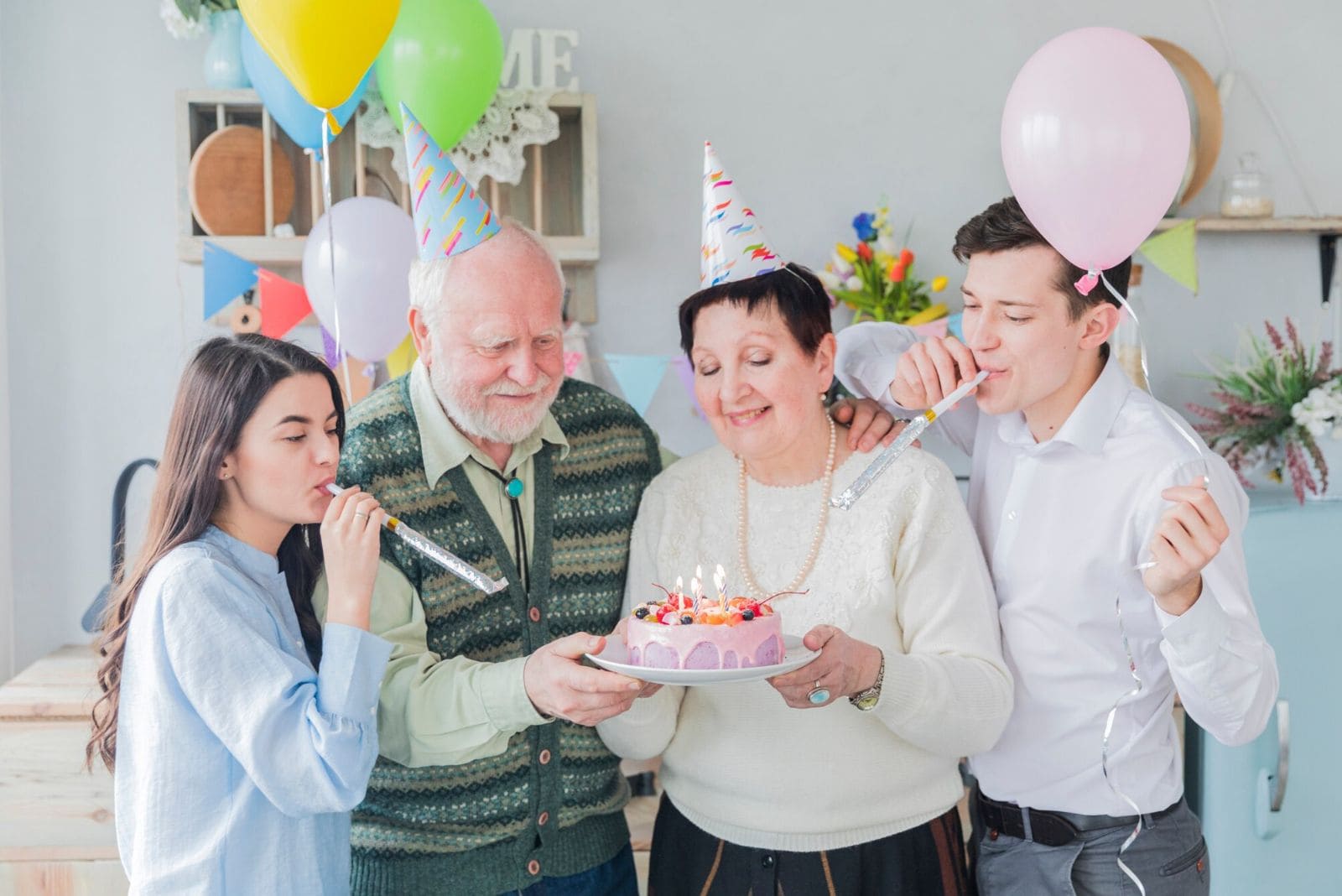 Ein Großvater feiert Geburtstag mit seiner Familie