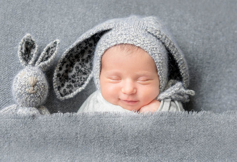 Infant Baby Junge schlafen unter Decke mit Hase Spielzeug