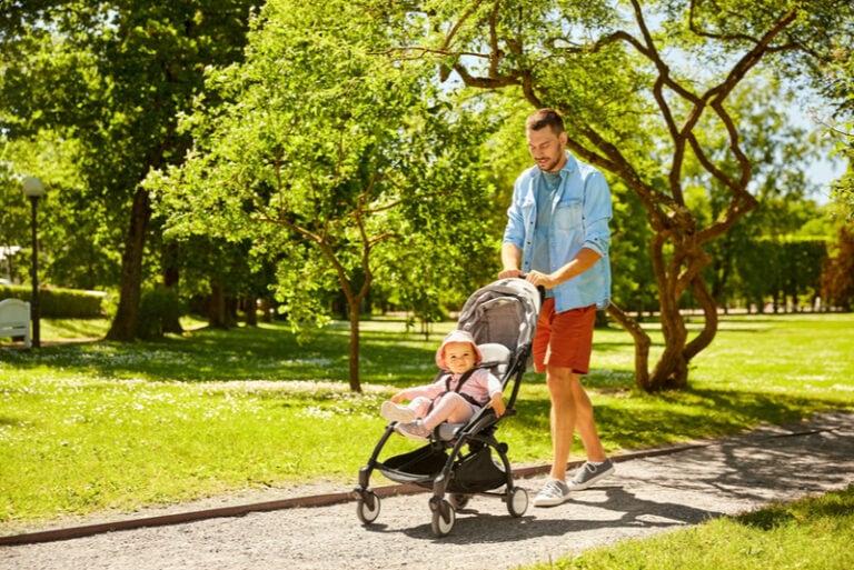Vater und Tochter im Park