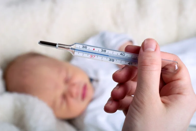 Fieber, Temperaturmessung bei einem Baby