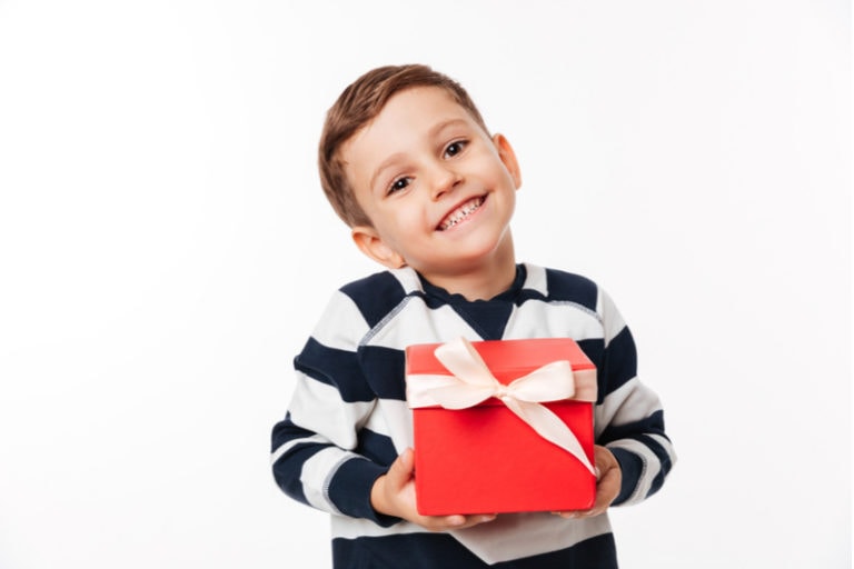 5 Jahre alter Junge hält eine rote Geschenkbox