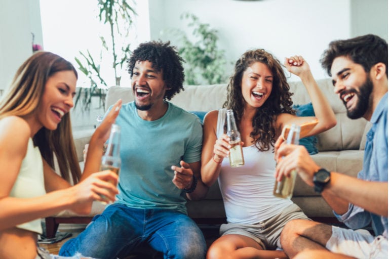 Gruppe von Freunden, die trinken und Spaß haben