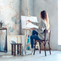 Junge Frau malt zu Hause