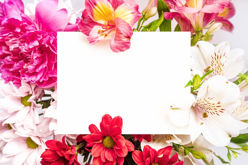 Papierkarte Hinweis Verlegung in hellen Blumenstrauß
