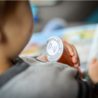 Tiptoi mit Buch in den Händen eines kleinen Jungen