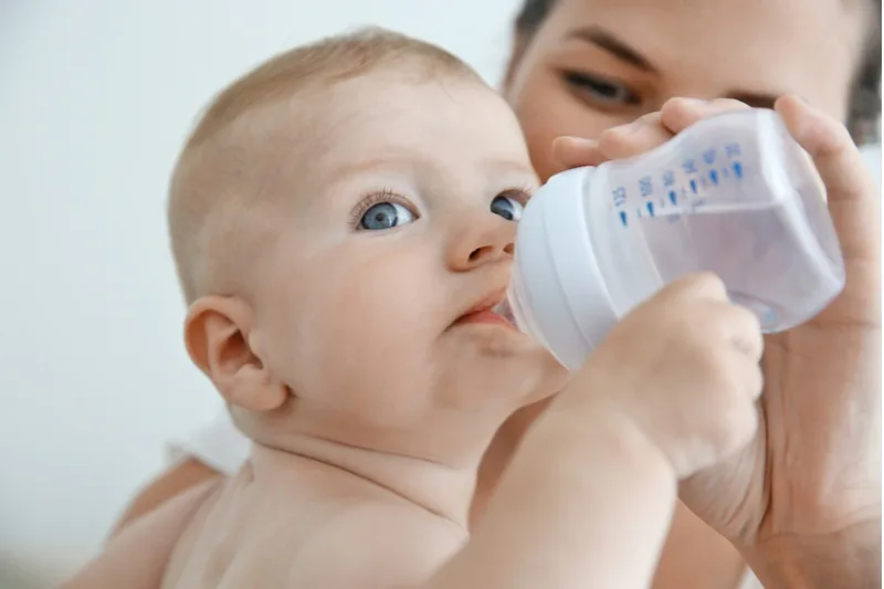kleines Baby trinkt Wasser