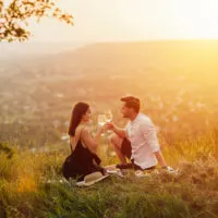 ein verliebtes Paar beim Picknick mit Wein