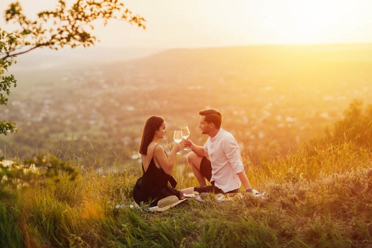 ein verliebtes Paar beim Picknick mit Wein
