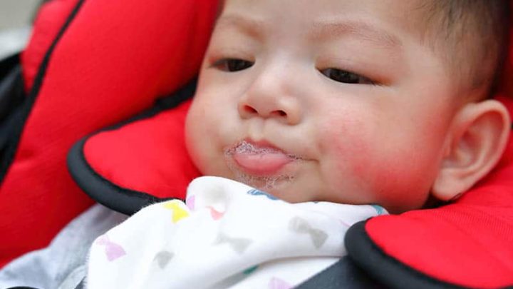 Ist häufiges Spucken bei Babys normal?
