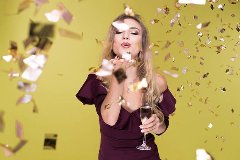Schöne junge Frau mit Champagner beim Feiern